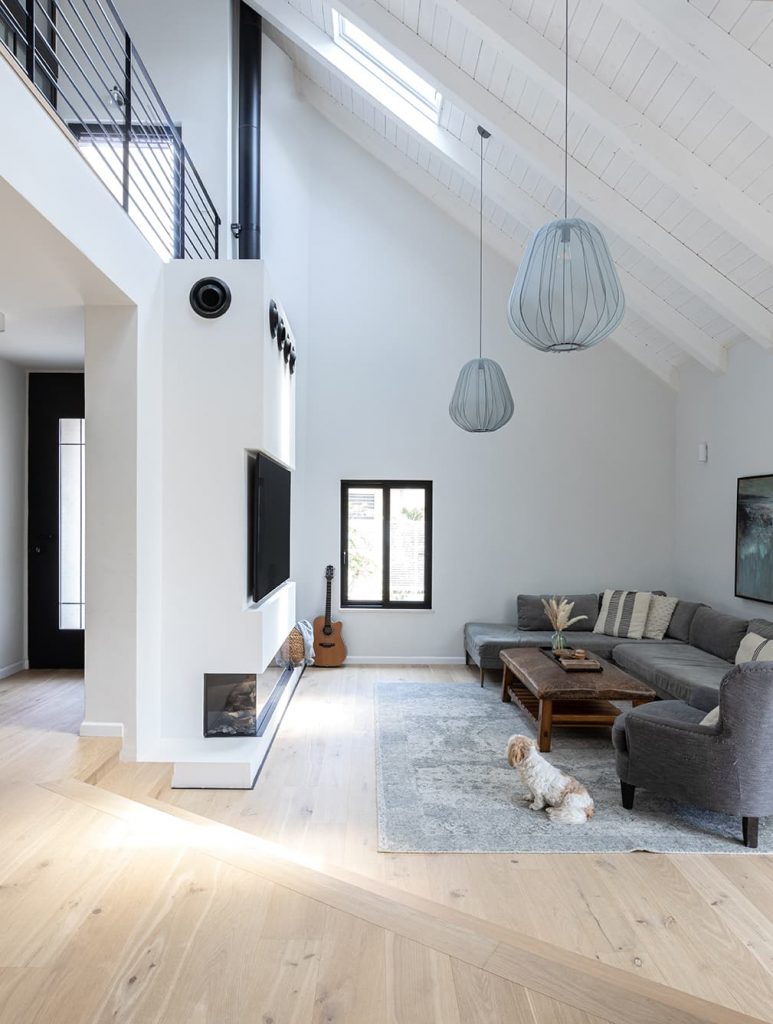 מבט מפינת האוכל אל עבר הסלון השקוע מעט ומבואת הכניסה משמאל